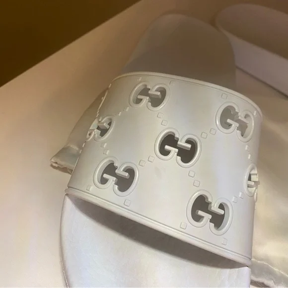 GUCCI Womens Rubber GG White Slides - Picture 9 of 11